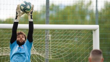 El portero Sergio &Aacute;lvarez atrapa el bal&oacute;n durante un entrenamiento del Celta en A Madroa.  
 