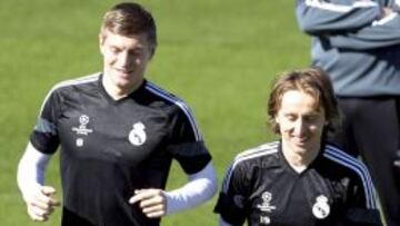 Kroos y Modric, junto a Isco, para el abordaje del Camp Nou.