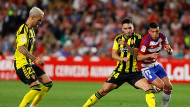 Manu Molina y Lluís López intentan cortar el avance de Uzuni.