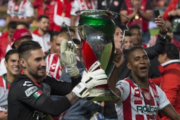 Bryan Beckeles festeja la cuarta Copa MX del Necaxa