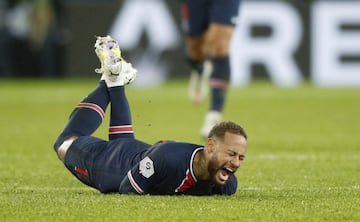 El partido estaba por terminarse, se jugaba ya el tiempo agregado y Neymar tomó la pelota por el medio campo para tratar de desbordar y buscar un centro hacia el área, sin embargo, una dura entrada pondría gris el panorama para los locales.