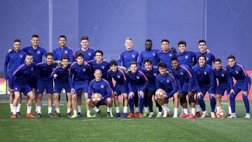 Los jugadores del Atlético posaron juntos en la previa al partido contra el Real Madrid, un derbi que decidirá el equipo que avanza a cuartos de la Youth League.