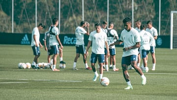 Renato Tapia golpea el bal&oacute;n durante un entrenamiento del Celta en esta pretemproada.