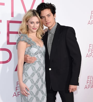 Durante dos años, Cole y Lili se convirtieron en el ‘relationship goals’ de miles de adolescentes, lo que ayudó a impulsar, en gran parte, el éxito que ahora tiene ‘Riverdale’. Sin embargo, la pareja decidió terminar en Marzo del 2020 por razones desconocidas. 