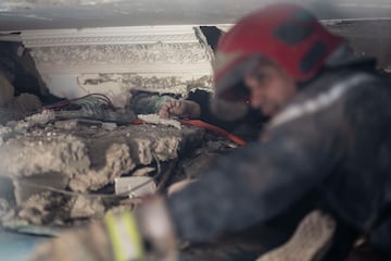 El pie de un hombre atrapado bajo los escombros mientras se lleva a cabo una operación de rescate para él, después de un terremoto, en la aldea de Moulay Brahim, cerca de Marrakech, Marruecos.