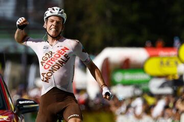 Alegría de Bob Jungels tras la victoria en la novena etapa del Tour de Francia 2022.