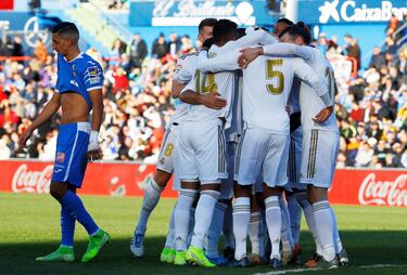 Los jugadores del Real Madrid celebran el 0-1 de Soria en propia puerta.