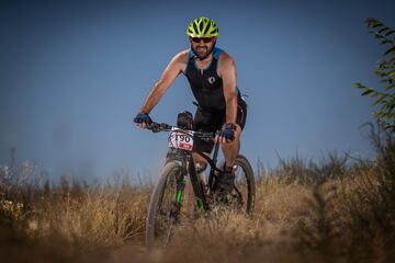 Jorge Recuero y María Calleja, recientes campeones del Mundo de triatlón cross, fueron los grandes protagonistas del primer Tri Cross de la temporada al conseguir el mejor tiempo de entre los más de 200 triatletas participantes. El río Tajo a su paso por Fuentidueña y los vecinos de la localidad fueron los otros destacados de la jornada. El siguiente reto espera en San Martín de Valdeiglesias el domingo 7 de julio.

