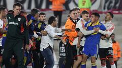 Boca Juniors' Uruguayan forward Miguel Merentiel (2nd-R) is held back by River Plate's forward Lucas Beltran (3rd-R) and midfielder Rodrigo Aliendro after incidents following River Plate's penalty goal during their Argentine Professional Football League Tournament 2023 match at El Monumental stadium in Buenos Aires on May 7, 2023. (Photo by ALEJANDRO PAGNI / AFP)