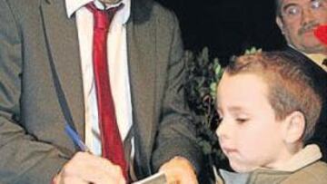 <b>AGASAJADO. </b>El Kun fue uno de los jugadores más solicitados del Atlético ayer en Sevilla.