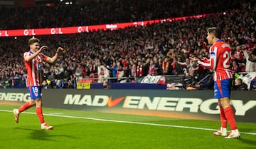 1-0. Julin ?lvarez celebra el tanto que anota con Giuliano Simeone.