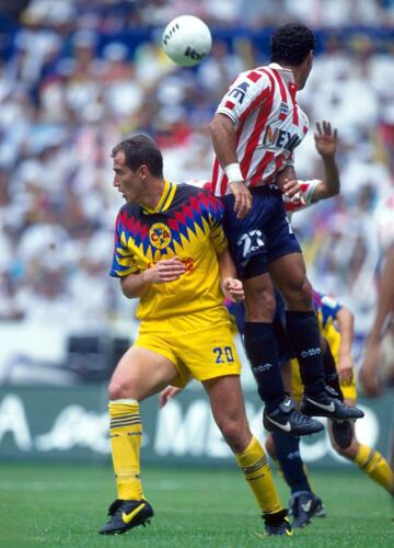 El defensa chileno asistió a dos Mundiales con la Roja, disputó cuatro Copas América, pero con las Águilas sólo estuvo un año (1995-96) porque terminó por volver al Colo-Colo.
