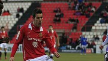 <b>SIN SUERTE. </b>Álvaro Rey controla un balón ante la presión y atenta mirada de Sunny