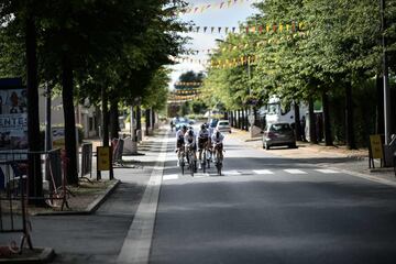 El Team Sky entrena por la carreteras del oeste de Francia, cerca de Saint-Mars-la-Reorthe.