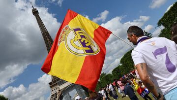 Un aficionado del Real Madrid disfrutando de las calles de París antes de la final.