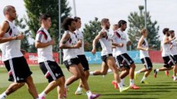 Primera sesión en Valdebebas de toda la plantilla para preparar la Supercopa de Cardiff del próximo día 12.