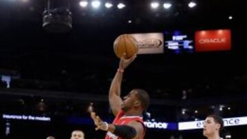 Tiro desequilibrado de Chris Paul ante los Warriors.