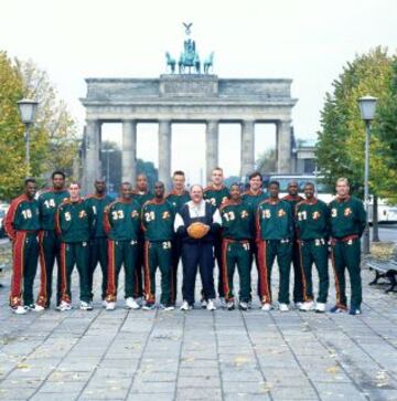 La Puerta de Brandenburgo recibe en 1996 a los Seattle Supersonics.