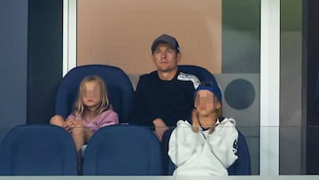 MADRID, 05/10/2024.- El exfutbolista del Real Madrid Toni Kroos en el palco durante el partido de la jornada 9 de Liga que disputan Real Madrid y Villarreal CF este sábado en el estadio Santiago Bernabéu. EFE/Javier Lizón