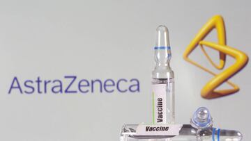 En esta ilustraci&oacute;n, tomada el 9 de septiembre de 2020, se ve un tubo de ensayo etiquetado con la vacuna frente al logotipo de AstraZeneca.