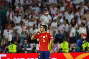 COLONIA (ALEMANIA), 30/06/2024.- El centrocampista de la selección española de fútbol Rodri celebra tras marcar ante Georgia, durante el partido de octavos de final de la Eurocopa que las selecciones de España y Georgia disputan este domingo en Colonia. EFE/Alberto Estévez
