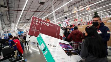 Customers wait to pay for television screens during the opening of Mexican shopping season event "El Buen Fin" (The Good Weekend) as they shop, emulating the "Black Friday" shopping, at Sam's Club store in Mexico City, Mexico, November 11, 2022. REUTERS/Henry Romero