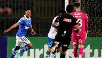 El jugador de Universidad de Chile Cristian Palacios, derecha, celebra su segundo gol contra Universidad Catolica durante el partido de vuelta de los cuartos de final de la Copa Chile disputado en el estadio El Teniente de Rancagua, Chile.