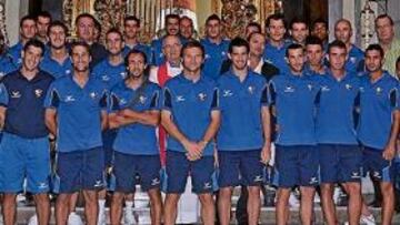 <b>OFRENDA AL PATRÓN. </b>La plantilla azulgrana realizó ayer la tradicional ofrenda a San Lorenzo. El capellán del club, José María Aso, dirigió un sencillo pero emotivo discurso y a su finalización los tres capitanes del equipo depositaron un ramo de flores a los pies de la imagen.