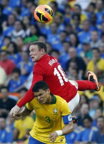 Thiago y Wayne Rooney.