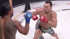 Michael Chandler golpea a Ben Henderson en Bellator 243.