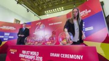 Amaya Valdemoro, sacando las bolas del sorteo del Mundial Sub-17 femenino.