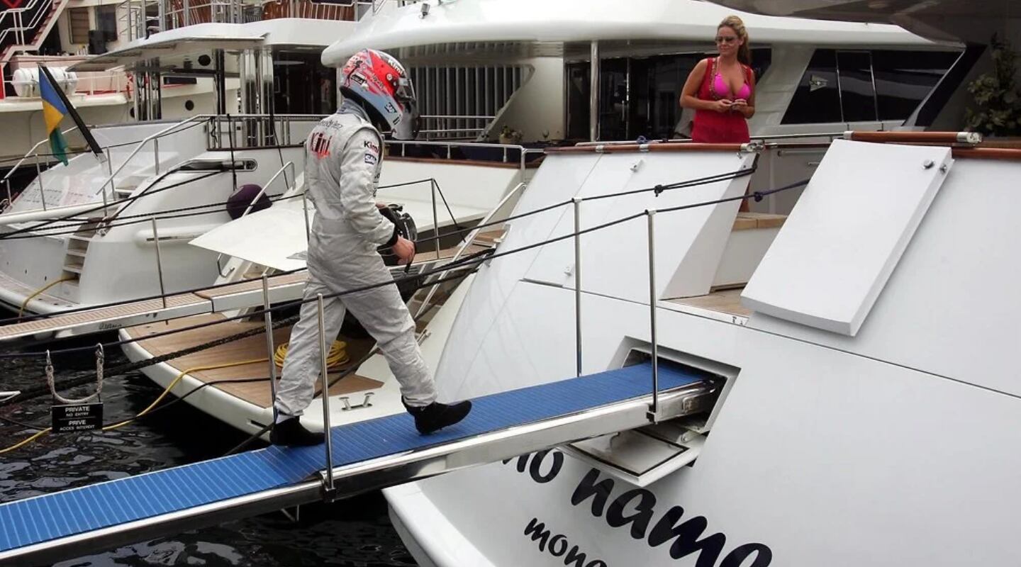 Raikkonen se va al yate en Mónaco 2006 tras abandonar la carrera de F1.
