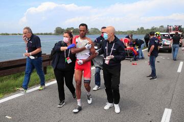 Natnael Berhane es trasladado después de un choque masivo durante la 15ª etapa del Giro