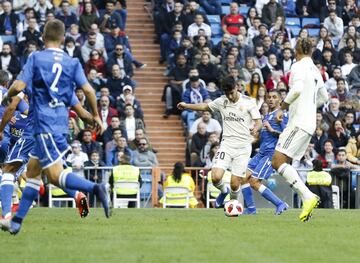 El jugador del Real Madrid Asensio marca el 1-0 al Melilla. 