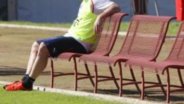 <b>INGRESADO. </b>Cassano, en una imagen de archivo tras un entrenamiento, sigue en el hospital.