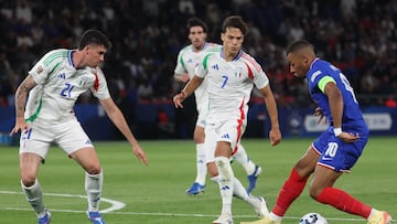 Paris (France), 05/09/2024.- Kylian Mbappe (R) of France and Alessandro Bastoni (L) of Italy in action during a UEFA Nations League group B soccer match in Paris, France, 06 September 2024 (issued 07 September 2024). (Francia, Italia) EFE/EPA/MOHAMMED BADRA