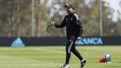 Eduardo Coudet grita durante un entrenamiento del Celta en la ciudad deportiva del club celeste.