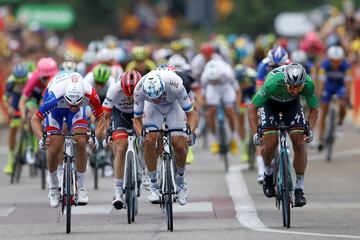 Sprint disputado, Sagan pasa primero por la línea de meta.