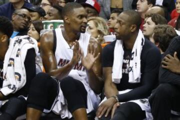 Chris Bosh habla con Dwyane Wade.