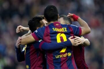 El delantero uruguayo del FC Barcelona Luis Suárez celebra con sus compañeros el gol que ha marcado ante el Córdoba, el segundo del equipo, durante el partido correspondiente a la decimosexta jornada de Liga que disputan en el estadio Camp Nou de Barcelona. 