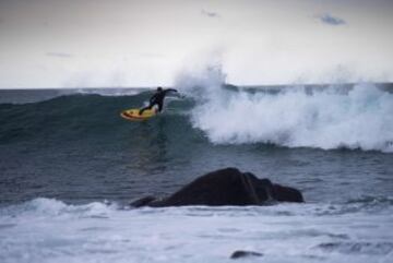 La leyenda del surf, Tom Carroll, disfruta como un niño en el Ártico