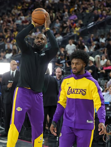 Padre e hijo se divierten durante el calentamiento previo al partido de pretemporada de la NBA entre Golden State Warriors y Los Angeles Lakers.