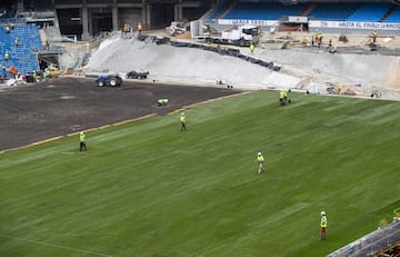 Los trabajos de remodelación del estadio del Real Madrid siguen sin pausa. A unos días del estreno los esfuerzos se centran en el terreno de juego.