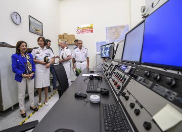 La Ministra de Defensa en funciones, Margarita Robles, ha visitado el Centro de Instrucción de Medicina Aeroespacial. Durante el recorrido, ha conocido la máquina climática donde los atletas españoles se están entrenando para el Mundial de Atletismo de Do