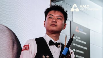 El jugador chino Zhao Xintong, durante el Mundial de Snooker 2025 en el Crucible Theatre de Sheffield.