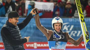 El alem&aacute;n Sven Hannawald levanta el brazo del polaco Kamil Stoch, vencedor, como &eacute;l en el pasado, de las cuatro pruebas de los 4 Trampolines. 