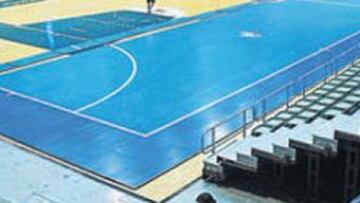 <b>ADIÓS AL PARQUÉ. </b>El Palacio de los Deportes murciano cambia la tarima de parqué por el taraflex.