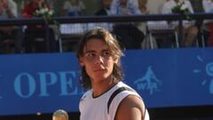 Toda trayectoria legendaria tiene un comienzo, y la de Rafa no iba a ser menos. Todo arrancó en 2004 en el torneo de Sopot (Polonia), donde un imberbe Nadal conquistó el primer título de su carrera ante José Acasuso, lo que le sirvió para obtener el primero de sus infinitos récords: se convirtió en el tenista más joven de la historia en ganar un título en tierra batida. Es más, con 18 años y 2 meses superó el récord histórico de precocidad de Lleyton Hewitt de ganar un trofeo en cualquier superficie. Al término de la final recibió un homenaje sobre la arcilla polaca, el primero de muchos.
