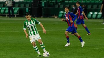 Guardado, ante Inui.