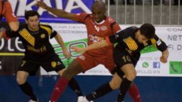 Ique lucha con Sepe y Adolfo. El Santa Coloma jugará la final con el Inter Movistar.